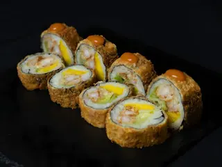 Roll w tempurze z krewetkami i mango (8szt) (300g)
