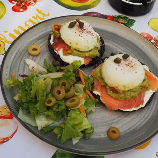 Oua benedict cu somon si mix de salata 