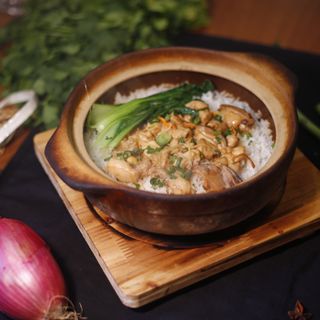Riso in casseruola di terracotta con pollo e funghi misti
