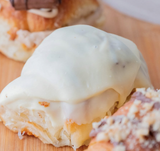 Medialunas rellenas chocolate blanco