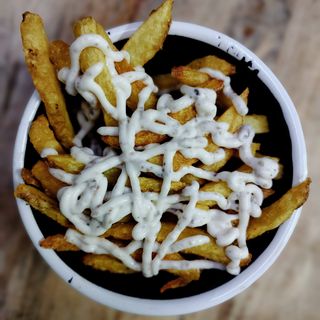 Cartofi prajiti cu aioli cu trufe negre