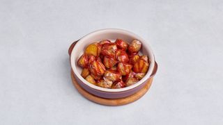 Ziemniaki Patatas Bravas (z ostrym sosem)