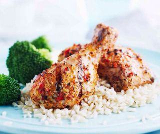 გრილშე შემწვარი ქათმის ბარკალი ბრინჯთან