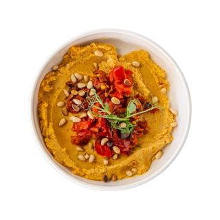 Хумус с печена чушка и кедрови ядки
