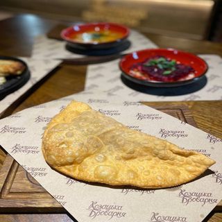 Солодкий фірмовий чебурек з вишнею