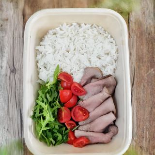 Schiscetta manzo150 g riso basmati 150 g rucola e pomodorini