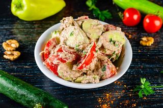 კიტრისა და პომიდვრის სალათი ნიგვზით