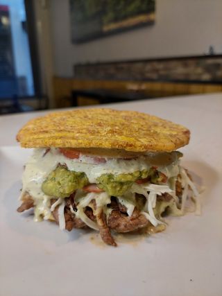 Patacón tiras de ternera