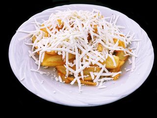 Домашни пържени картофи със сирене (250г)