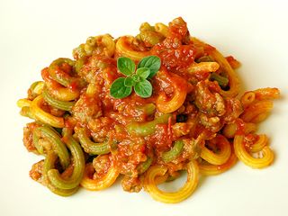 Gramigna paglia e fieno al ragù di salsiccia