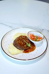 БИФШТЕКС ИЗ МРАМОРНОЙ ГОВЯДИНЫ С ПЮРЕ И СОУСОМ