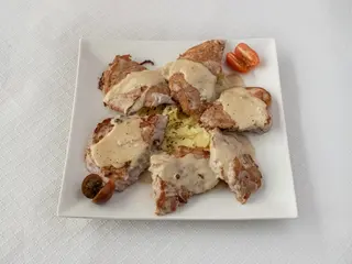 Medallones de solomillo a la pimienta en cama de patatas