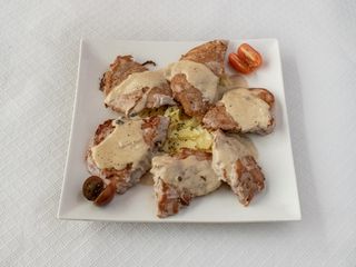 Medallones de solomillo a la pimienta en cama de patatas