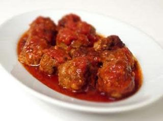 Polpette al sugo di pomodoro e piselli - Servito caldo
