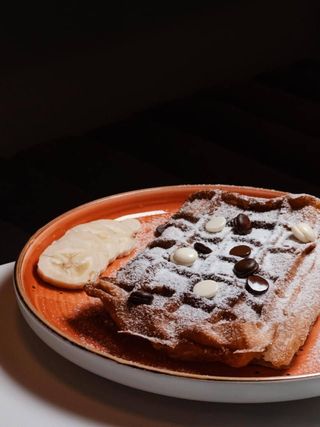 Belgian waffle with chocolate and banana 250 gr