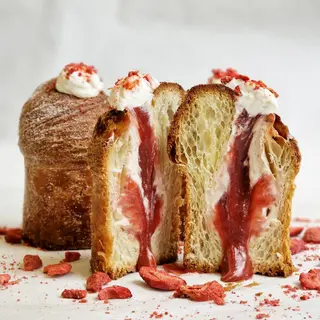Cruffin jagoda i krema
