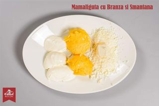 MĂMĂLIGUȚĂ CU BRÂNZĂ ȘI SMÂNTÂNĂ