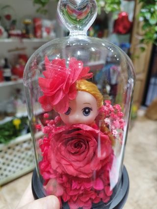 Cupula de muñeca con rosa eterna