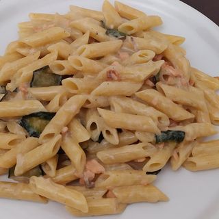 Pennette salmone e zucchine