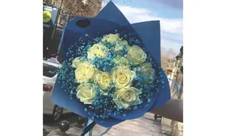 თეთრი ვარდი და ცისფერი გიფსოფილა (L ზომა)