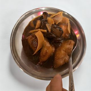 carne con setas y bambú