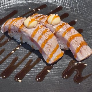 39. Nigiri atún flambeado (2 Pzs.)