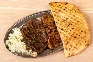 1/2 pljeskavice i 1/2 pileći stek sa žara