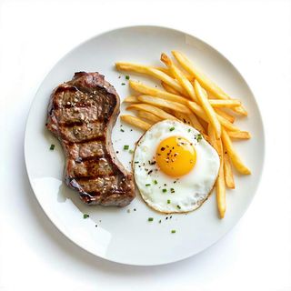 Chuleta Con Patatas Y Huevo