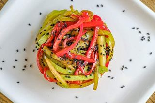 მოთუშული ბოსტნეული სოიოს სოუსით და სეზამის მარცვლები 200გრ