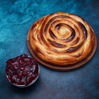 Domaća pita savijača sa višnjama 1200g