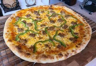 Pizza de salchicha y pimiento (30 cm.)