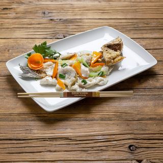 Branzino bollito con verdure piccante