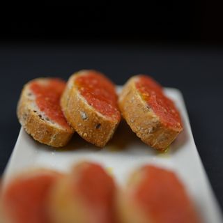 Tapa De Pan Con Tomate