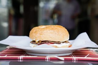 Пилешки хамбургер с кашкавал и яйце