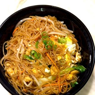 鸡肉鸡蛋粉干Fideos de arroz con pollo y huevo