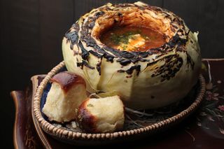 Борщ червоний з копченою грушею, сливою та пампушками (250 мл)