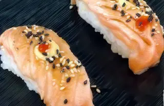 Nigiris De Salmón A La Llama (2 Uds.)