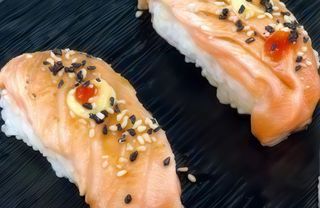 Nigiris De Salmón A La Llama (2 Uds.)