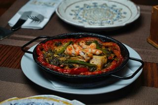 Cazula De Pez Espada Con Gambas Patatas Tomate Pimentons