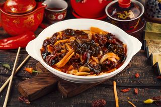 E11-ღორის ხორცი ტკბილ-ცხარე სოუსში სოკოთი და ბამბბუკით ,,სიჩუანურად’’