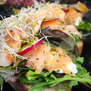 Tosta De Queso Crema, Salmón, Rúcula Y Huevo