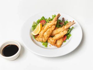 Креветки темпура с зеленым салатом