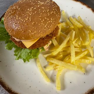 Бургер с хрупкаво пиле и пържени картофи