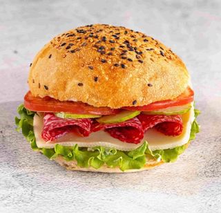 სენდვიჩი ბანი სალიამით და ყველით