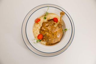 Качина ніжка з картоплею пюре та білими грибами (1шт/300г)