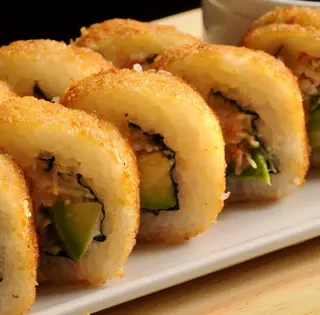 Uramaki de atún tempura