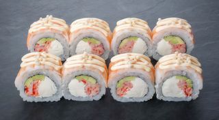 Рол з креветкою, авокадо та сурімі