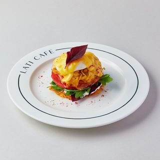 Картофельный драник с семгой и яйцом пашот