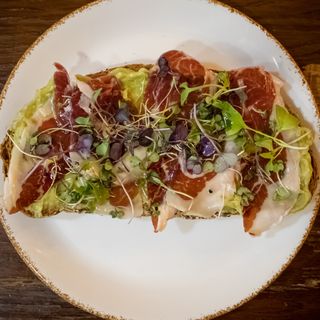 Tostada de jamón ibérico con aguacate