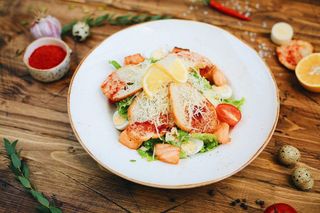 Салат "Цезарь" с лососем